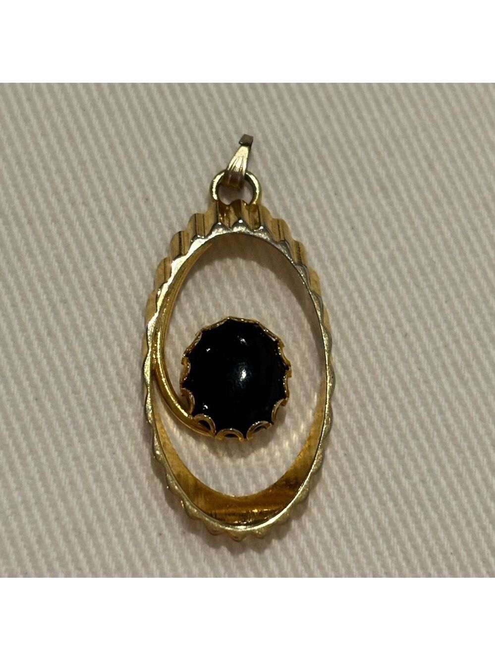 Vintage gold toned pendant with black ‘stone’ possibly onyx